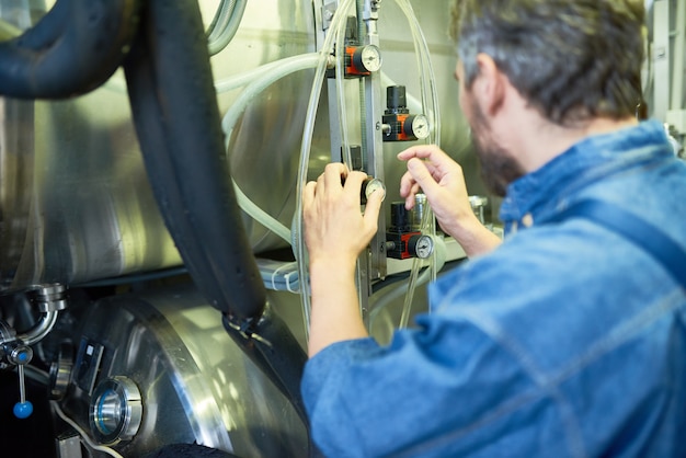 Zdjęcie bearded brewer regulacja ciśnienia