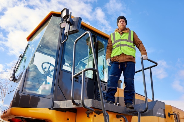 Bearded Gold Miner Pozowanie Na Ciężarówce