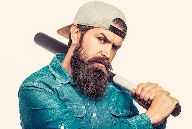 Beardman trzyma kij baseballowy Pojedyncze białe tło Mężczyzna zamachnął się bat Hooligan z kijem baseballowym gotowy do walki