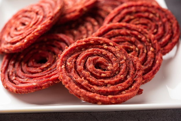 Beatroot chakli murukku Beetroot chakli to smażona spiralnie przekąska z Indii wykonana na festiwalu Diwali