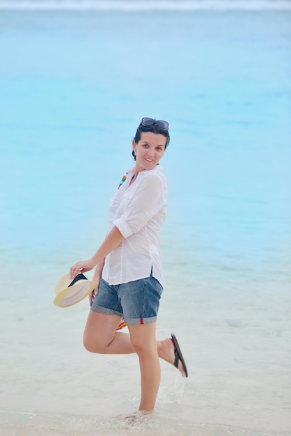 beautifel i szczęśliwa kobieta dziewczyna na plaży baw się i odpoczywaj na letnich wakacjach nad pięknym tropikalnym morzem
