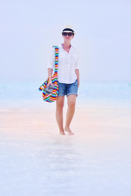 beautifel i szczęśliwa kobieta dziewczyna na plaży baw się i odpoczywaj na letnich wakacjach nad pięknym tropikalnym morzem