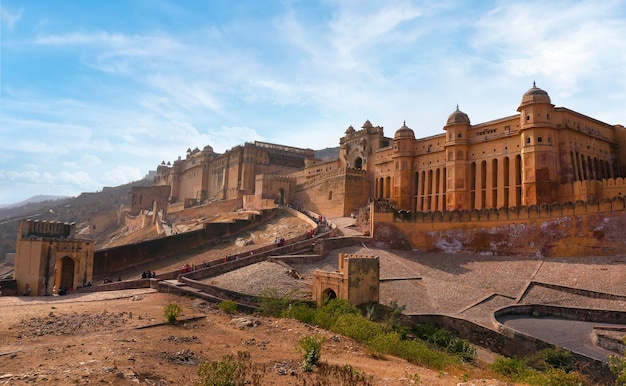 Zdjęcie beautifoul amber fort w pobliżu miasta jaipur w indiach. radżastan