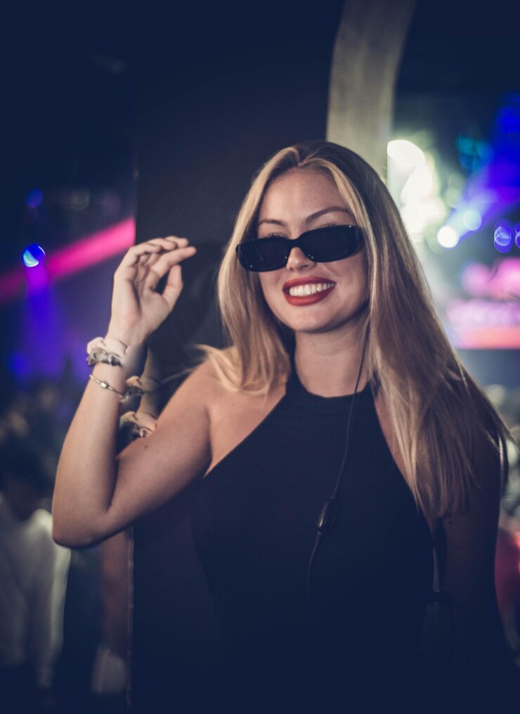 Zdjęcie beautifu blond model z okularami przeciwsłonecznymi.