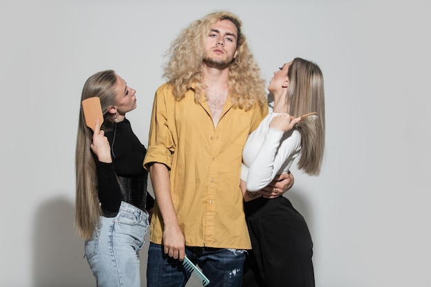 Beauty group kobiety i mężczyźni czesanie zdrowe włosy pielęgnacja włosów modele moda uroda kosmetyki fryzura