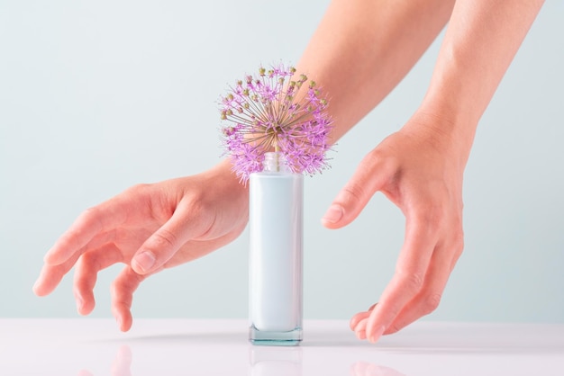Beauty hands krem kosmetyczny do pielęgnacji skóry dłoni na jasnym tle