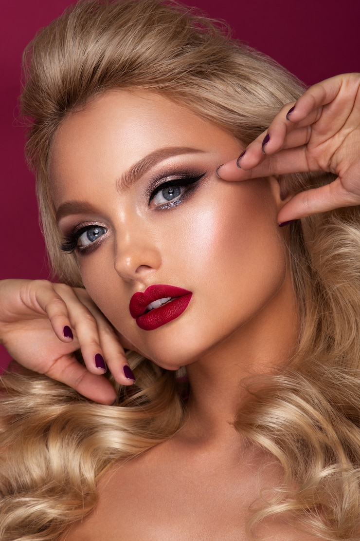 Zdjęcie beautyful dziewczyna z jasny makijaż. wiśniowe usta