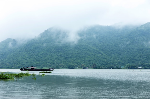 Beautyful krajobrazu wody jezioro z wysoką wzgórze górą