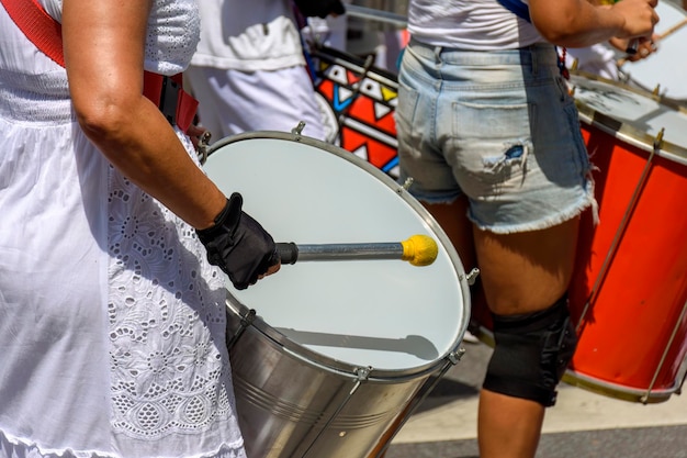 Bębny i perkusistów grających na sambie podczas karnawałowych uroczystości na ulicach Brazylii