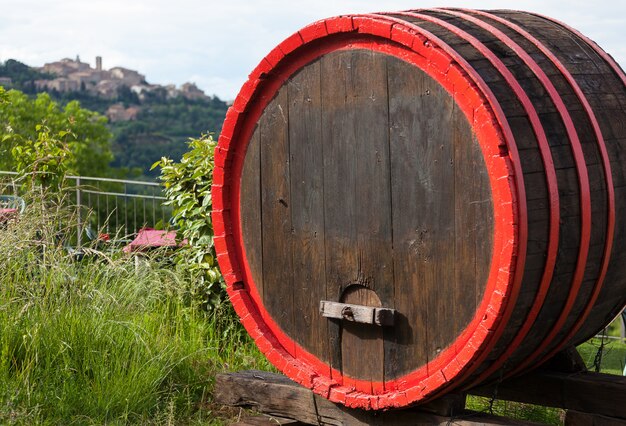 Zdjęcie beczki na wino i miasteczko montepulciano na wzgórzu