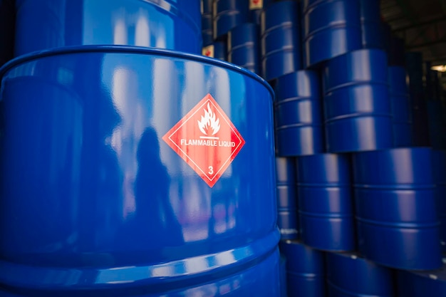 Beczki z olejem niebieskie lub symbol ostrzegawczy beczki z chemikaliami w pionie