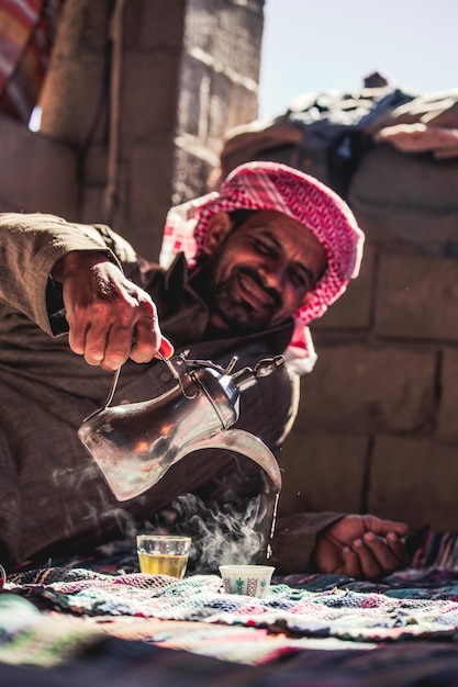 Beduin mężczyzna pijący herbatę, tradycyjna herbata, beduiński portret, Synaj, Egipt