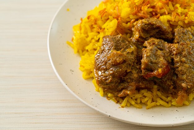 Beef Biryani Lub Curried Rice And Beef - Tajska-muzułmańska Wersja Indyjskiego Biryani, Z Pachnącym żółtym Ryżem I Wołowiną - Muzułmańska Kuchnia