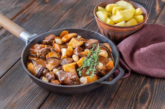 Beef bourguignon - francuska gulasz wołowy na patelni