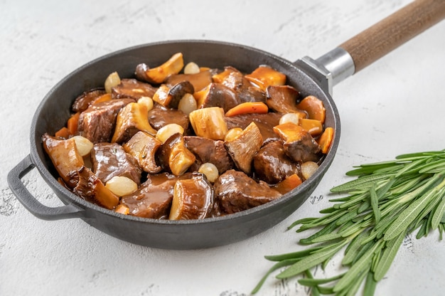 Beef bourguignon - francuska gulasz wołowy na patelni