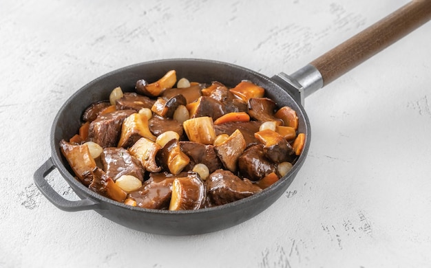 Beef bourguignon - francuska gulasz wołowy na patelni