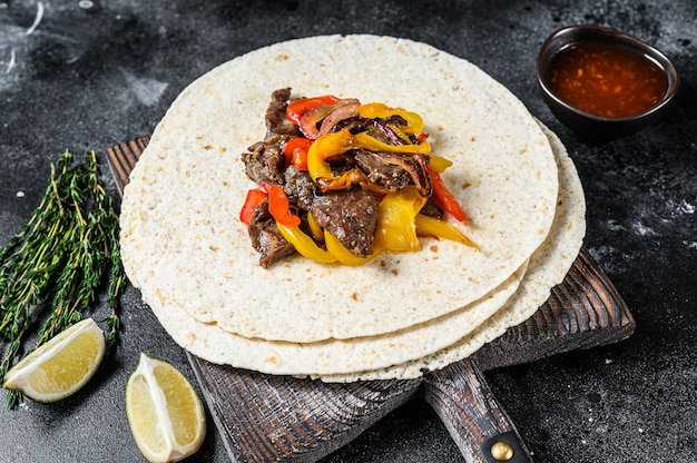 Beef Steak Fajitas z tortillą, papryką i cebulą tradycyjne meksykańskie jedzenie Widok z góry.