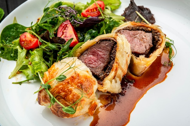 Beef Wellington Klasyczny Stek Klasyczny Przepis Z Zieloną Sałatą