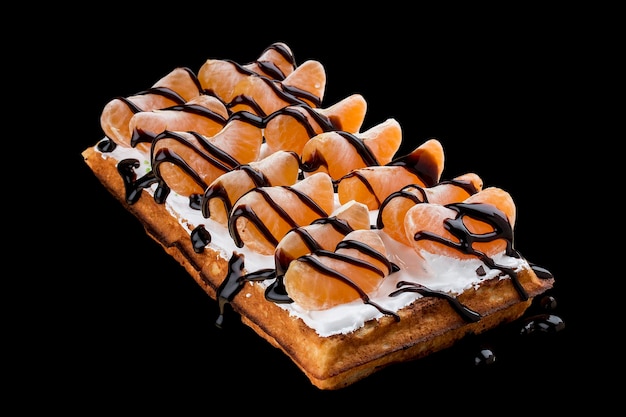 Belgijski gofr z kremową mandarynką i czekoladą Na ciemnym tle