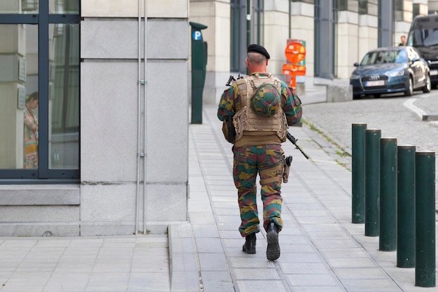 Belgijski żołnierz patrolujący w Brukseli