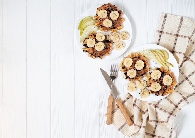 Belgijskie gofry z czekoladą, bananem, gruszką i nasionami chia na śniadanie