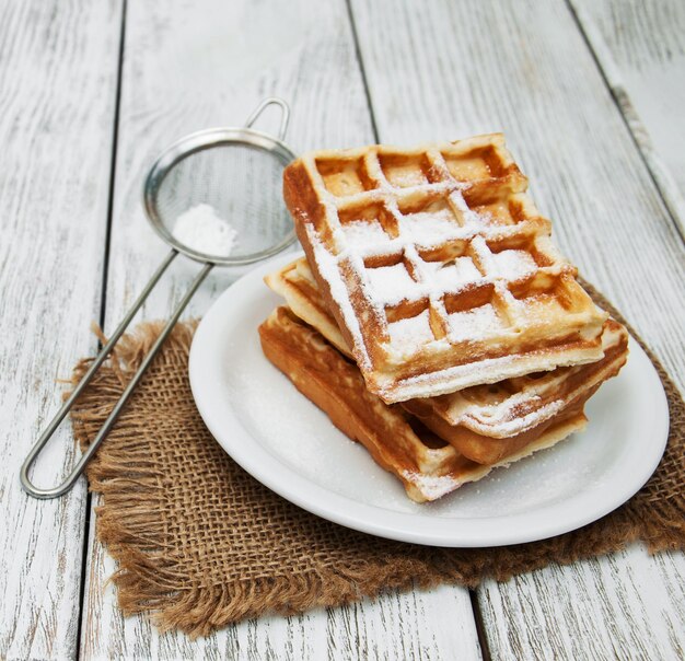 belgijskie wafle na stole