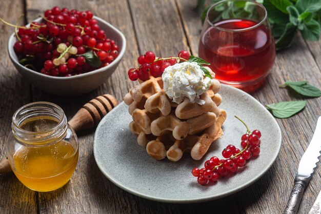 Belgijskie wafle z czerwoną porzeczką w misce