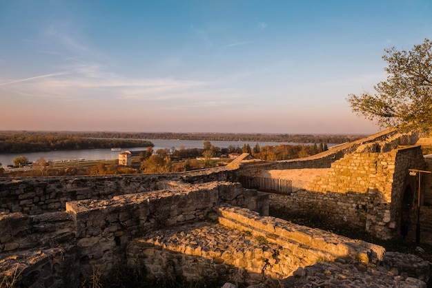 Belgradzka twierdza Kalemegdan przy zachodzie słońca