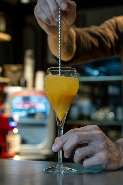 Bellini Barman robi świeże bellini Alkoholowy koktajl bellini na barze