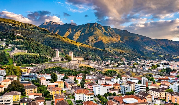 Bellinzona z zamkami w Szwajcarii