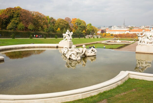 Belwederski zespół pałacowy i zielony park w stylu barokowym.