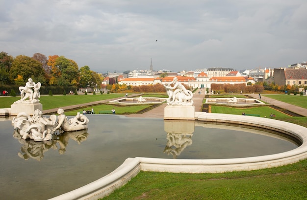 Belwederski zespół pałacowy i zielony park w stylu barokowym.