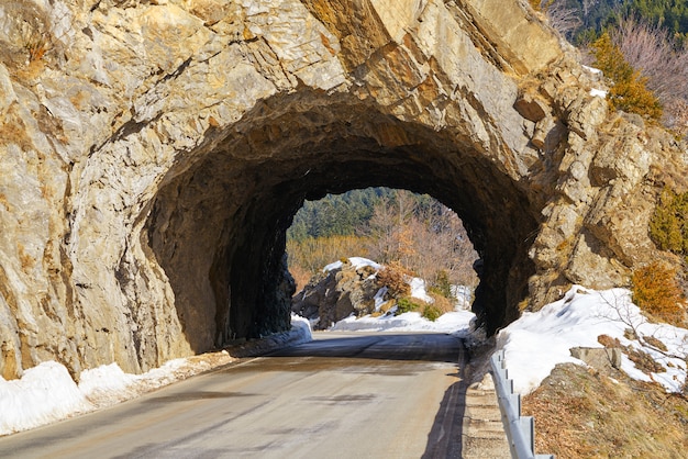 Benasque tunel w Paso Nuevo w Pirenejach Hiszpania