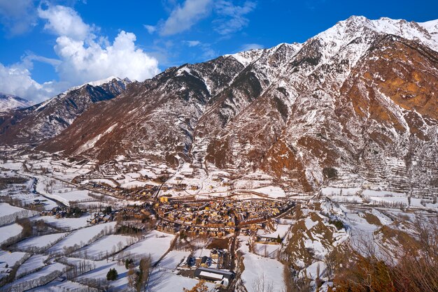 Benasque wioski antena w Huesca Pyrenees Hiszpania