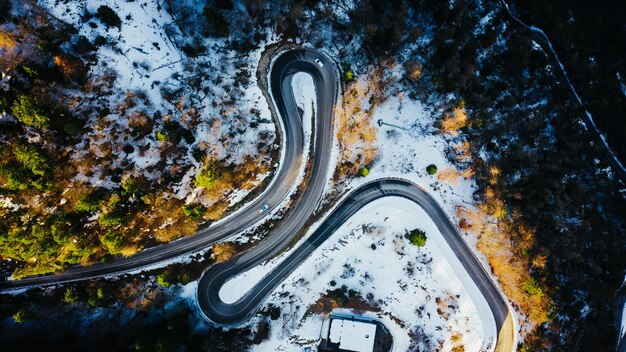 Zdjęcie bendy road w białym krajobrazie