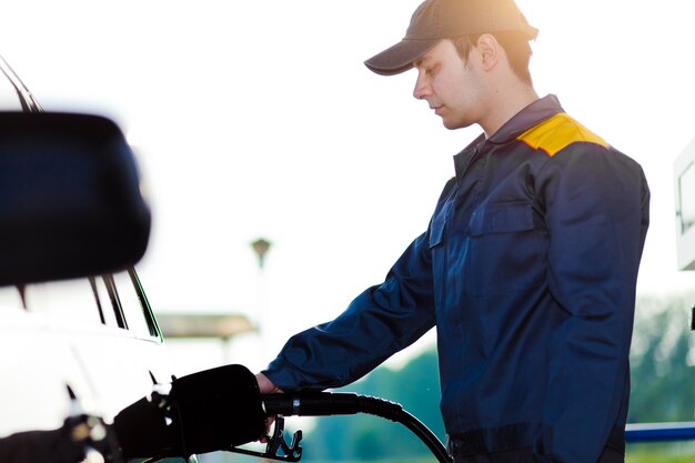 Benzynowej Staci Pracownik Refilling Samochód Przy Stacją Obsługi