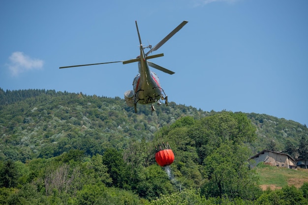 Bergamo Włochy Lipiec 2022 Helikopter używany do transportu wody do gaszenia pożarów