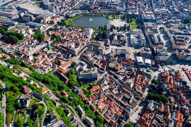 Bergen to miasto i gmina w Hordaland na zachodnim wybrzeżu Norwegii. Bergen to drugie co do wielkości miasto w Norwegii. Widok z wysokości lotu ptaka. Lotnicze loty dronem FPV.