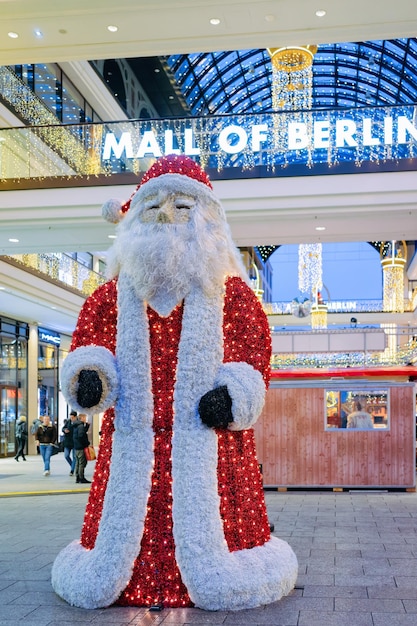 Berlin, Niemcy - 12 Grudnia 2017: święty Mikołaj W Centrum Handlowym W Berlinie I świąteczne Dekoracje I światła W Berlinie, Niemcy. Wnętrze Sklepów Detalicznych.