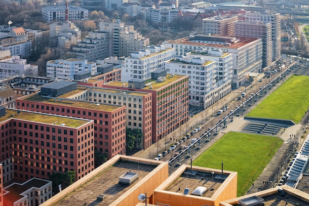 Berlin, Niemcy - 13 grudnia 2017: Widok z lotu ptaka na architekturę budynku mieszkalnego nowoczesny apartament przy Placu Poczdamskim w niemieckim centrum miasta w Berlinie w Europie.