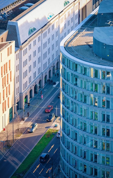 Berlin, Niemcy - 13 grudnia 2017: Widok z lotu ptaka nowoczesnej architektury budynku i drogi przy Placu Poczdamskim w niemieckim centrum miasta w Berlinie w Niemczech w Europie. Architektura budynku