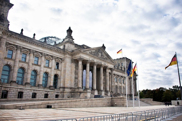 BERLIN NIEMCY 17 WRZEŚNIA Dem deutschen Volke lub Reichstag National Imperial Diet Building dla Niemców i turystów zagranicznych wizyta w Berlinie 17 września 2019 r. w Berlinie Niemcy