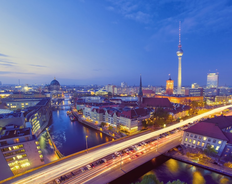 Zdjęcie berlin, widok ptaka na alexanderplatz i rzekę nocą