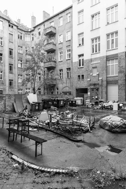 Zdjęcie berliński podwórko pełne nieporęcznych odpadów