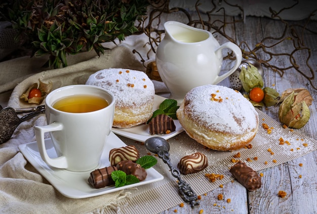 Berlińskie pączki z czekoladą na białym naczyniu w jasnych kolorach