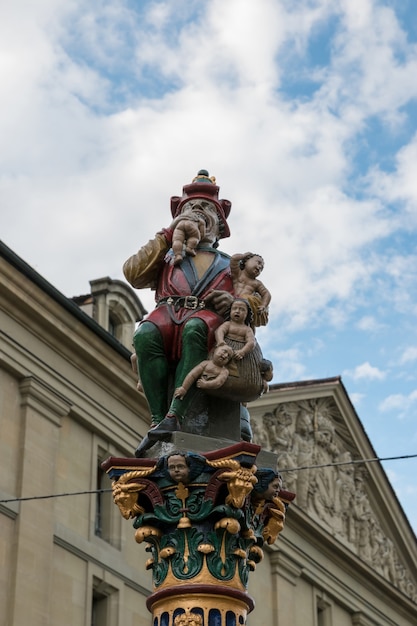 Bern, Szwajcaria - 25 czerwca 2017 r.: Zjadacz dzieci lub fontanna Ogre