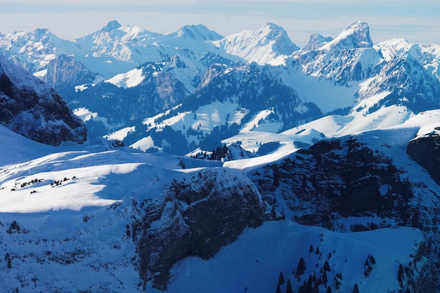 Berneński Oberland w zimowych Alpach Szwajcarskich, widok z helikoptera.