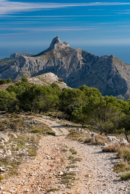 Bernia Mountain 1128 msn i pusta droga gruntowa Prowincja Alicante Costa Blanca Hiszpania