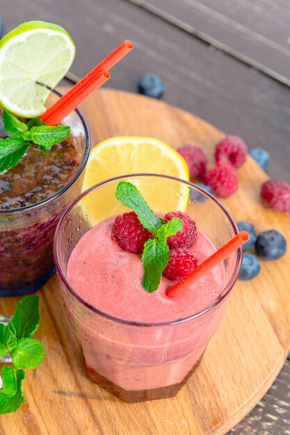 Berry Smoothie z miętą, jagodami i malinami