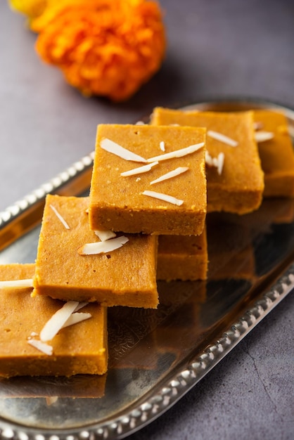 Besan burfi lub pieczone barfi Mohanthal indyjskie słodycze